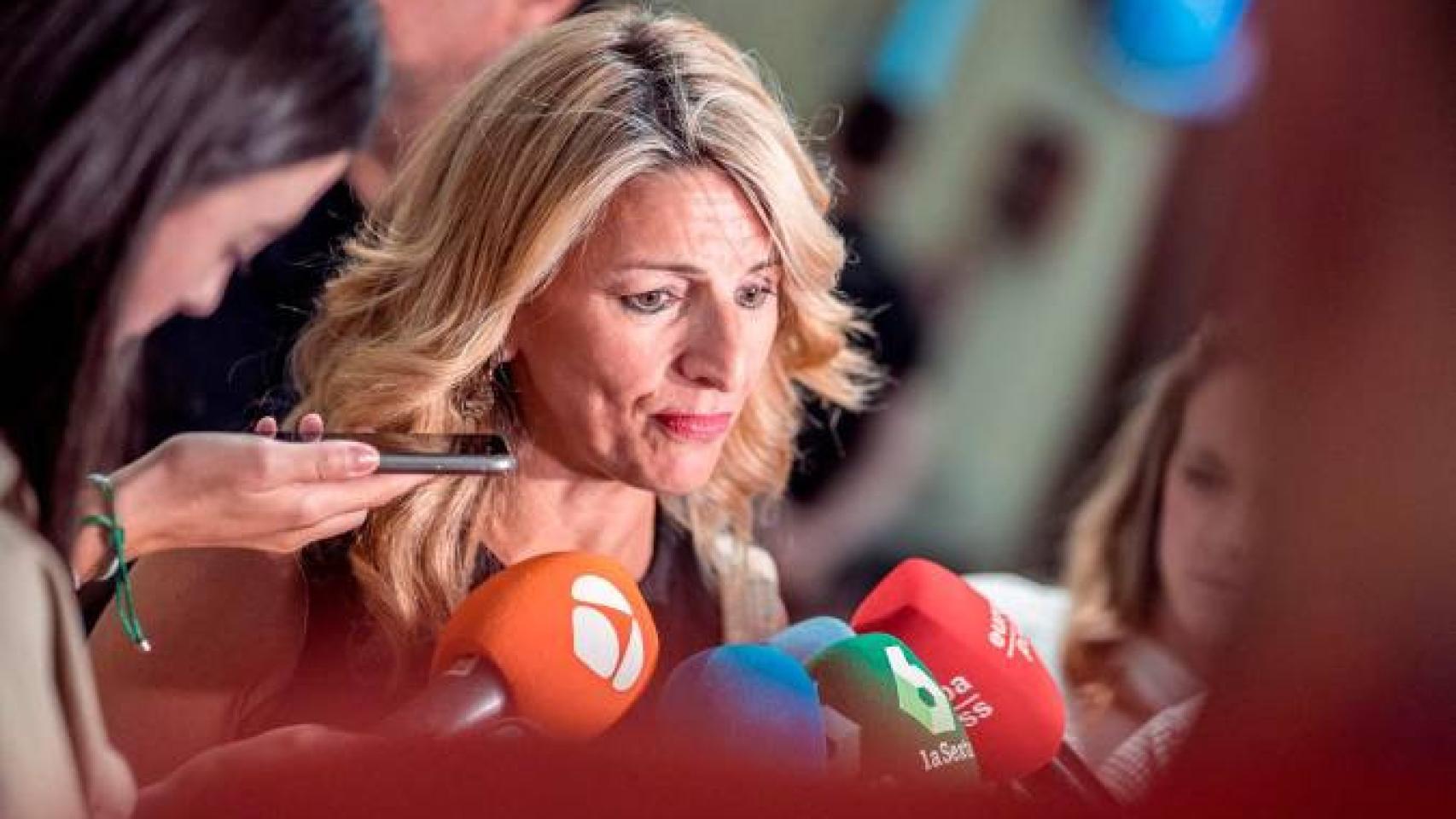 La vicepresidenta y ministra de Trabajo, Yolanda Díaz, atendiendo a los medios de comunicación.