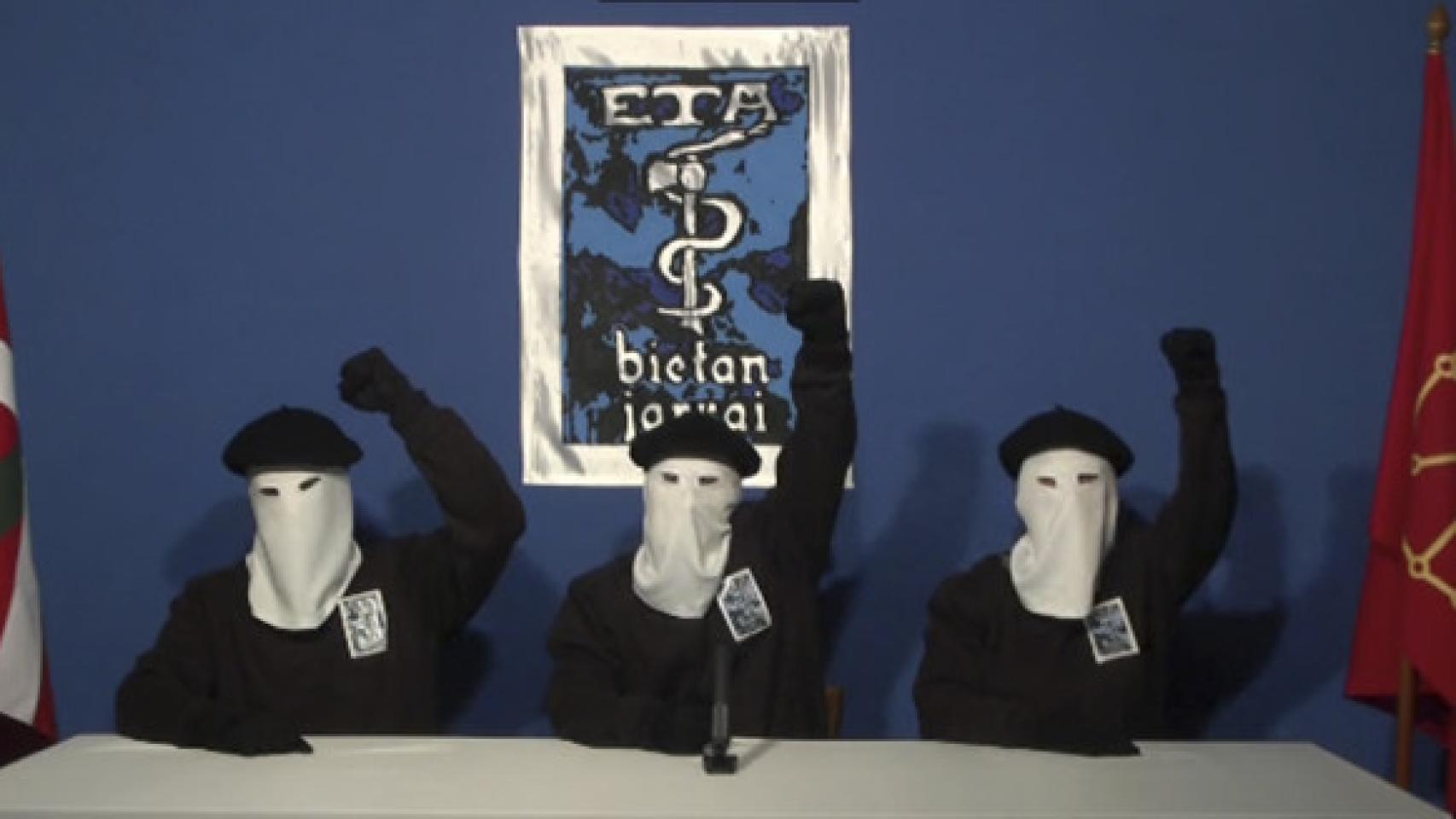 Miembros encapuchados de ETA tras anunciar el cese definitivo de la violencia.