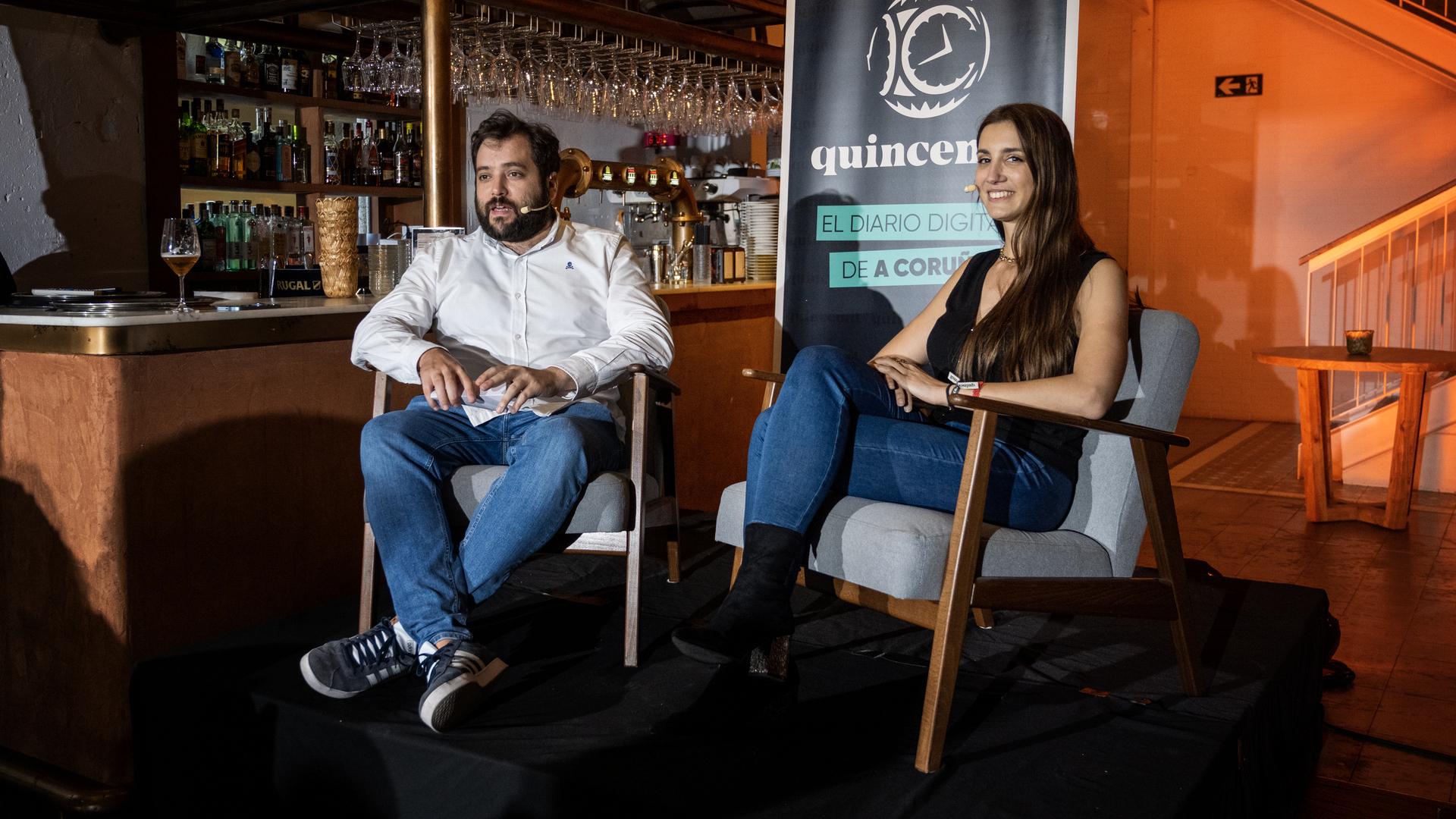 Momentos de la charla de Carlota Corzo con Pablo Grandío, director de Quincemil. Fotos: Carmen Martínez Torrón