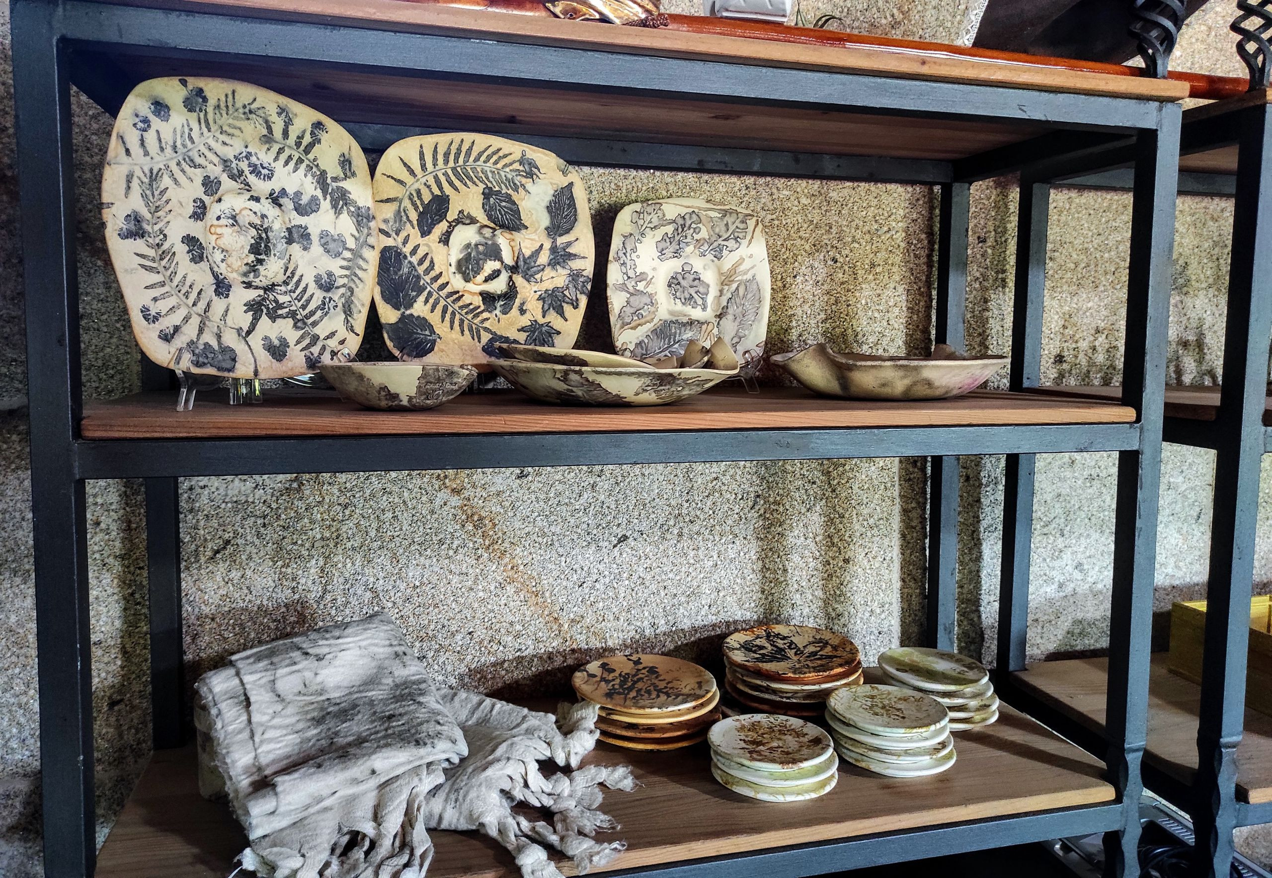 Estampación botánica en cerámica y textil de Mar Barral. Foto: Treintayseis