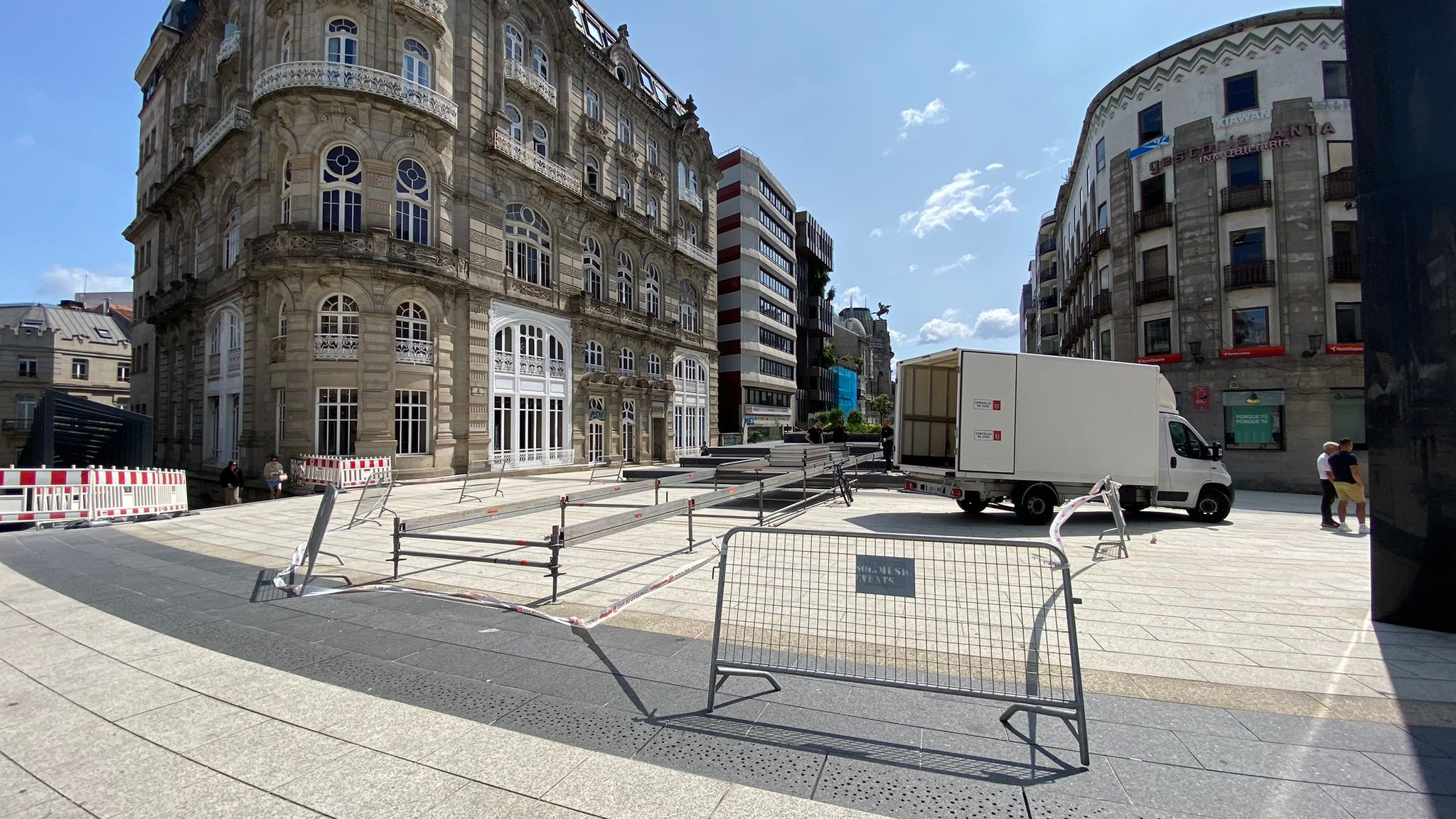 Trabajos de instalación de la pasarela, que estará en plena Puerta del Sol. Foto: Treintayseis