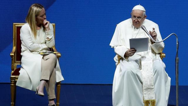 Giorgia Meloni con el papa Francisco.