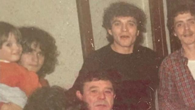 Rosa (a la izquierda, sosteniendo a un niño) y su hermano Francisco (arriba al centro), asesinado por ETA el 7 de agosto de 1991.