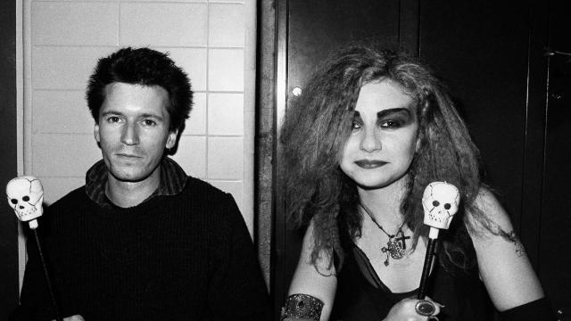 Nacho Canut y Alaska en 1982, una de las fotos que integra la exposición de Marivi Ibarrola, 'Yo disparé en los 80'