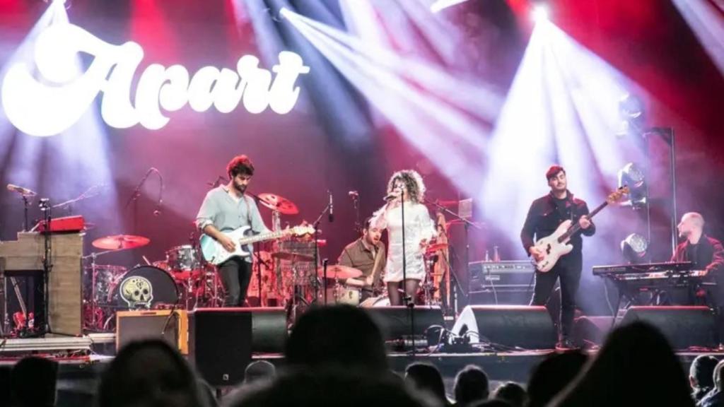 La banda Apart durante una actuación.