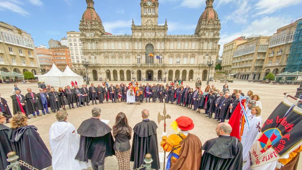 La Orden de Caballeros de María Pita inviste a 12 personas y recuerda la gesta de María Pita