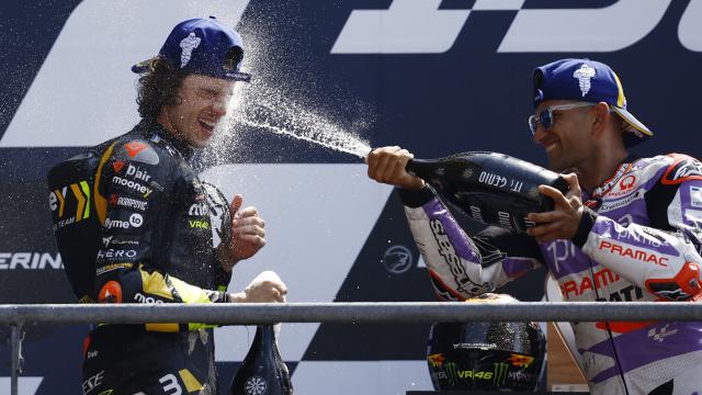 Jorge Martín moja con champán a Marco Bezzecchi, ganador del Gran Premio de Francia.