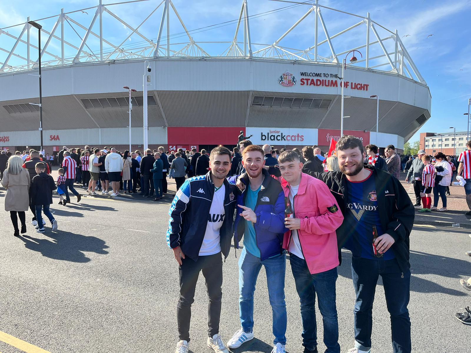 Nicolás con aficionados del Sunderland en el estadio (Foto: Cedida)
