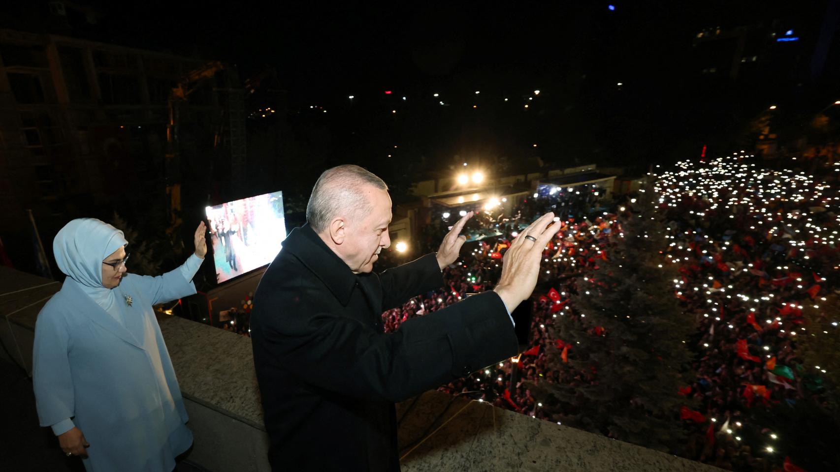 Erdogan y su mujer saludan a la militancia desde la sede de su partido este domingo