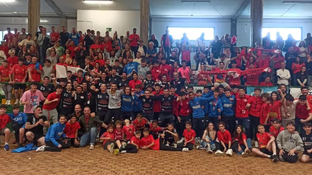 El Balonmán Culleredo celebra el ascenso con su afición.