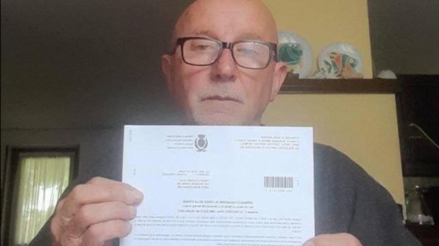 Claudio mostrando su denuncia en sus redes sociales