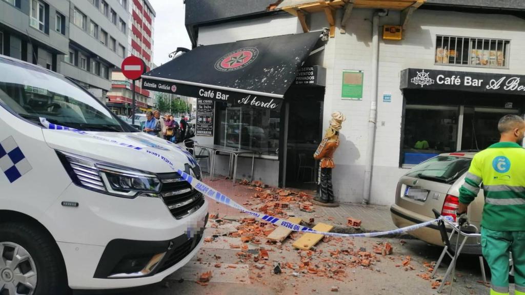 Se desprende parte de la fachada de un edificio en O Ventorrillo