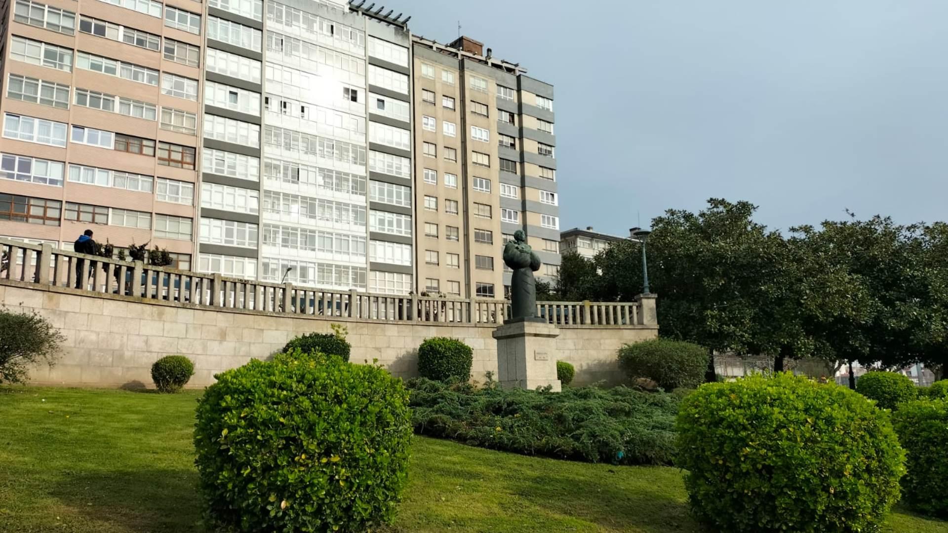 Estatua de Rosalía de Castro en la plaza de Madrid de A Coruña