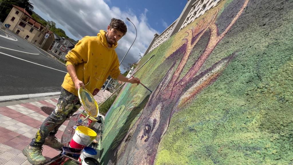 Peralta trabajando en el mural