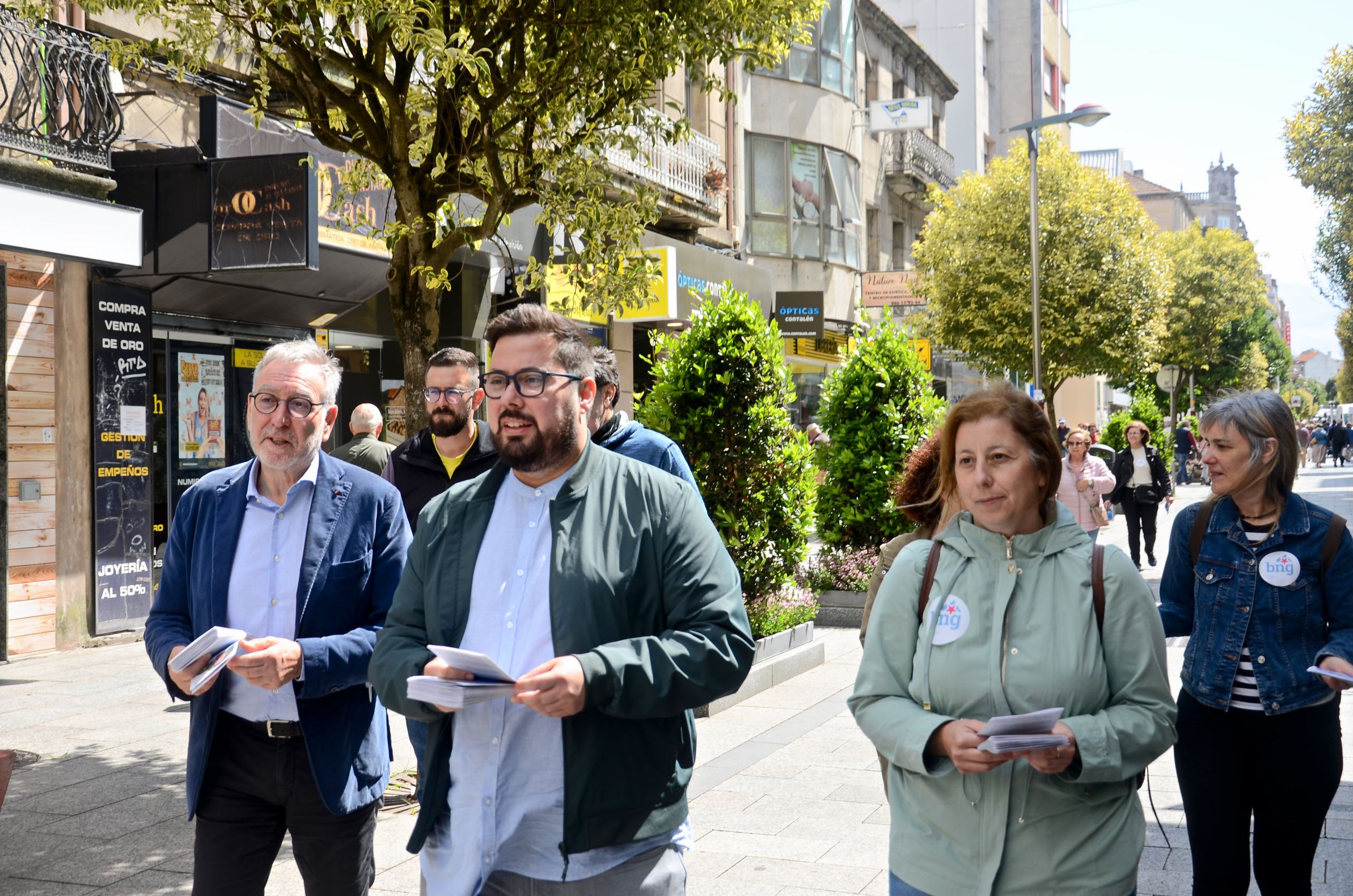 Xabier P. Igrexas repartiendo panfletos en O Calvario.