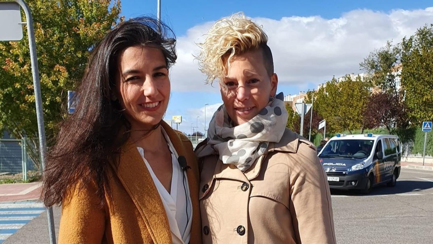 La concejala de Vox en Parla Ana González junto a algunos compañeros de partido.