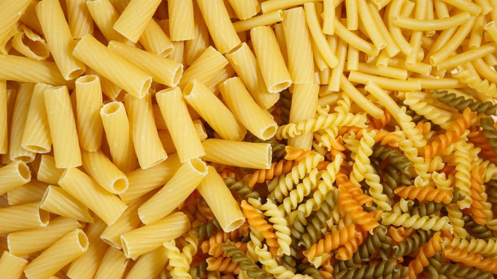 Diferentes tipos de pastas a granel.