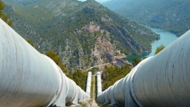 Tuberías del impulsión del trasvase desde el embalse de Bolarque.
