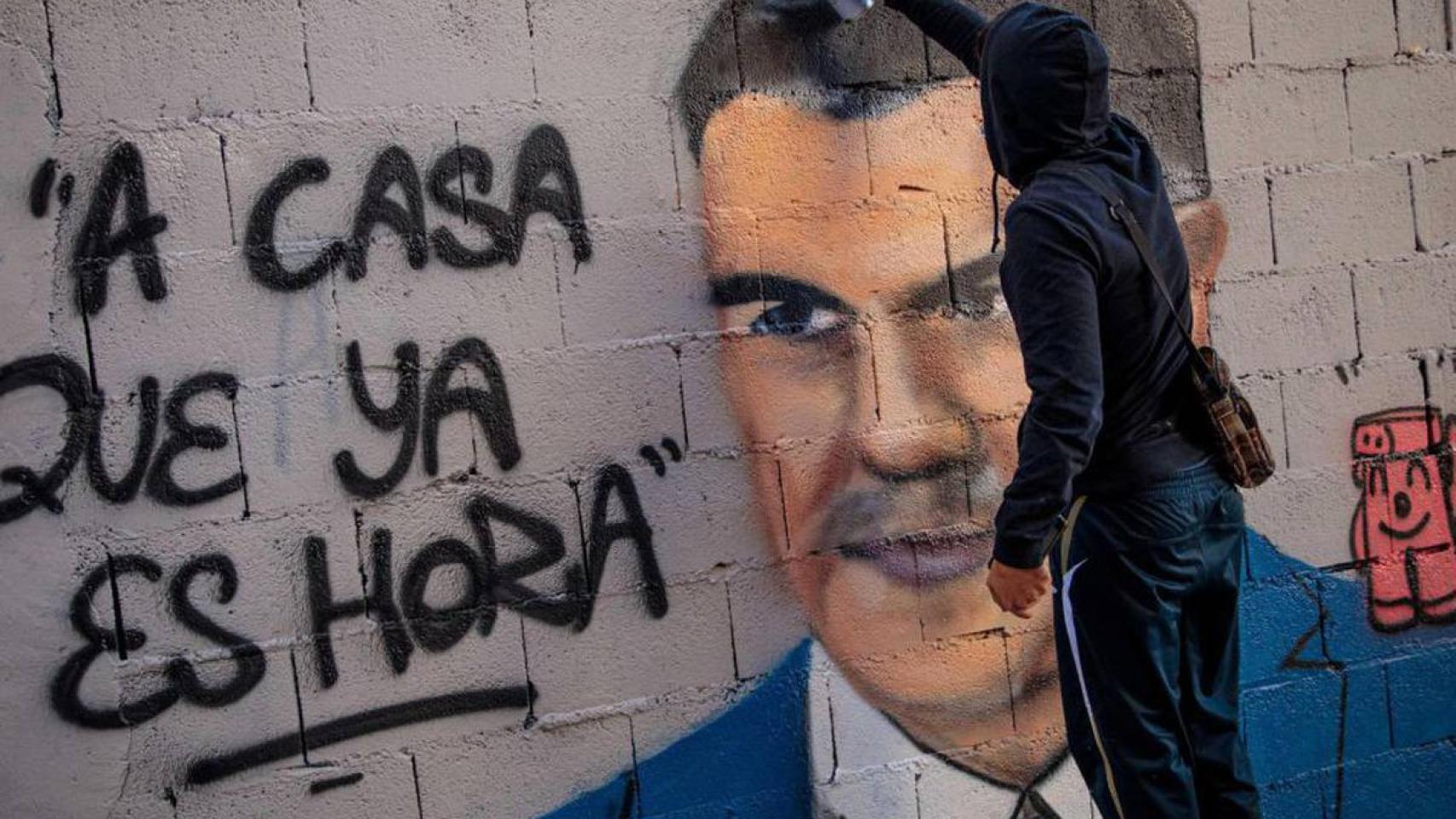 El artista urbano J.Warx realiza en Valencia una pintura mural donde aparece Pedro Sánchez junto a la frase “A casa que ya es hora”./