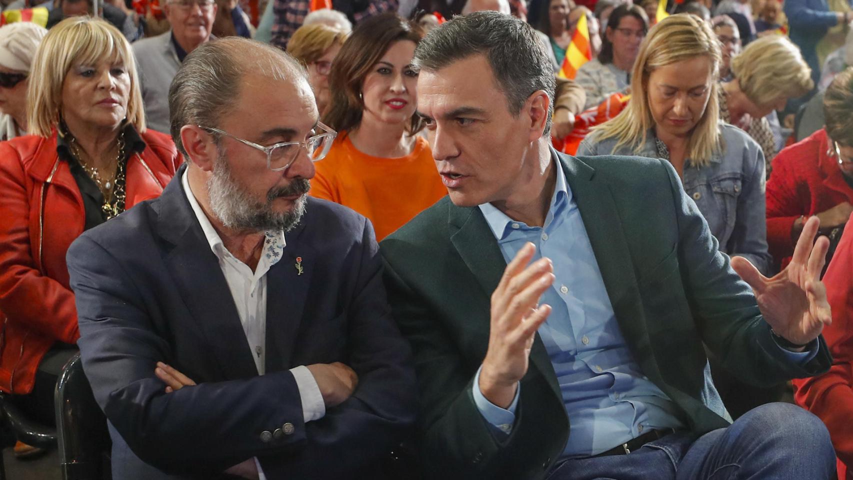 Pedro Sánchez junto a Javier Lamban, durante un mitin del PSOE en Zaragoza.
