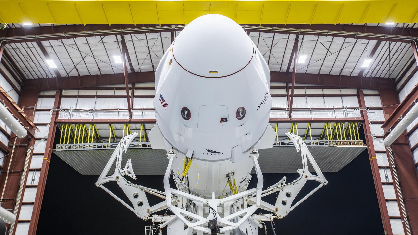 Cápsula Dragon en el cohete Falcon 9 listo para la misión Ax-2
