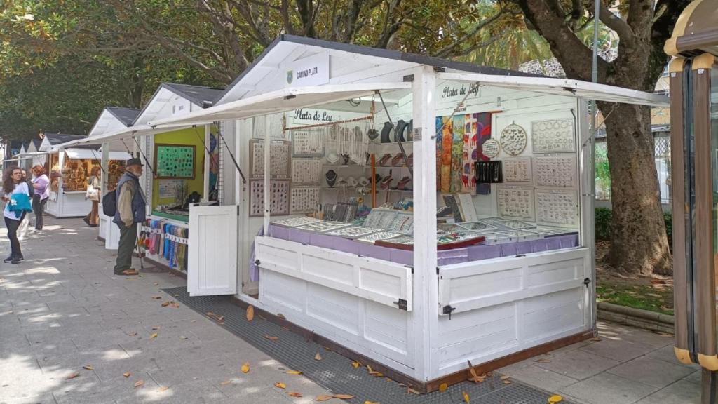 Los Jardines de Méndez Núñez de A Coruña acogen un mercadillo solidario.