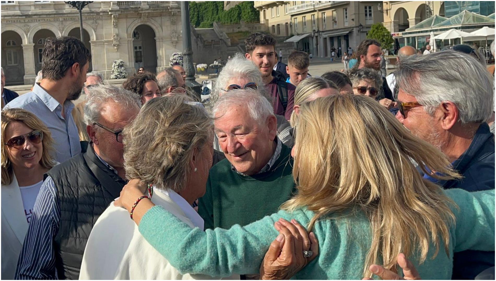 Yolanda Díaz (de espaldas) frente a su padre Suso Díaz (foto: Quincemil)