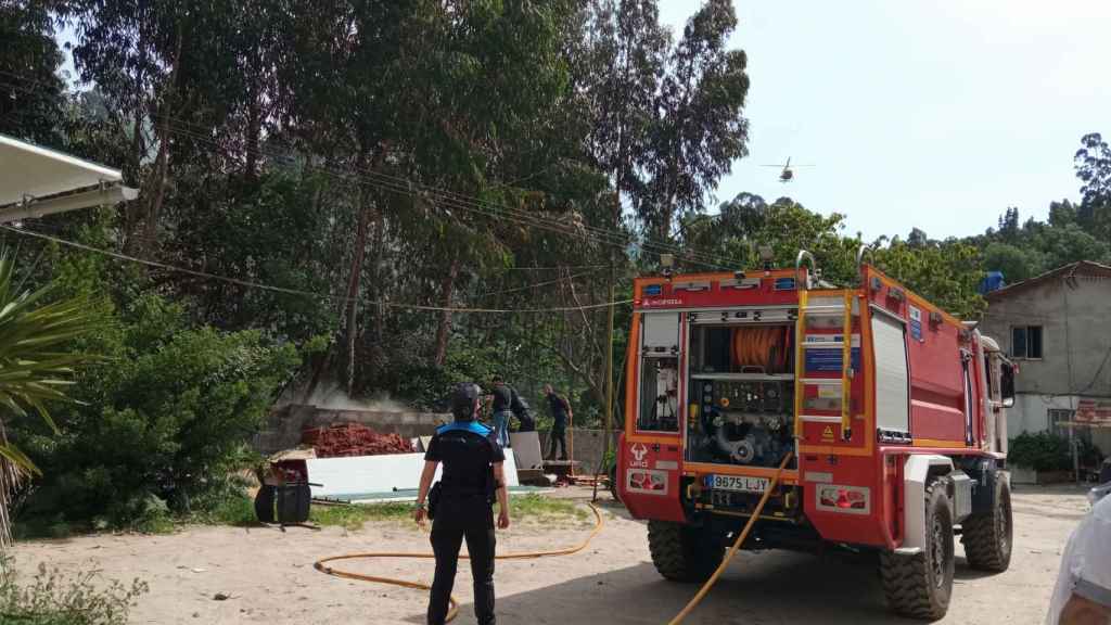 Labores de extinción del incendio en O Vao de Arriba, en Poio (Pontevedra).