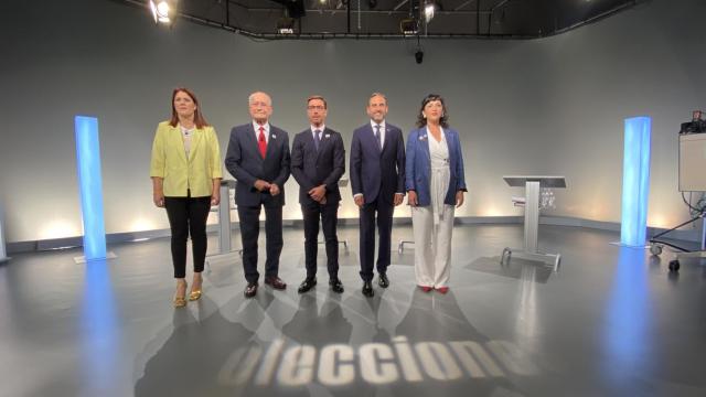 Los candidatos, antes de comenzar el debate.