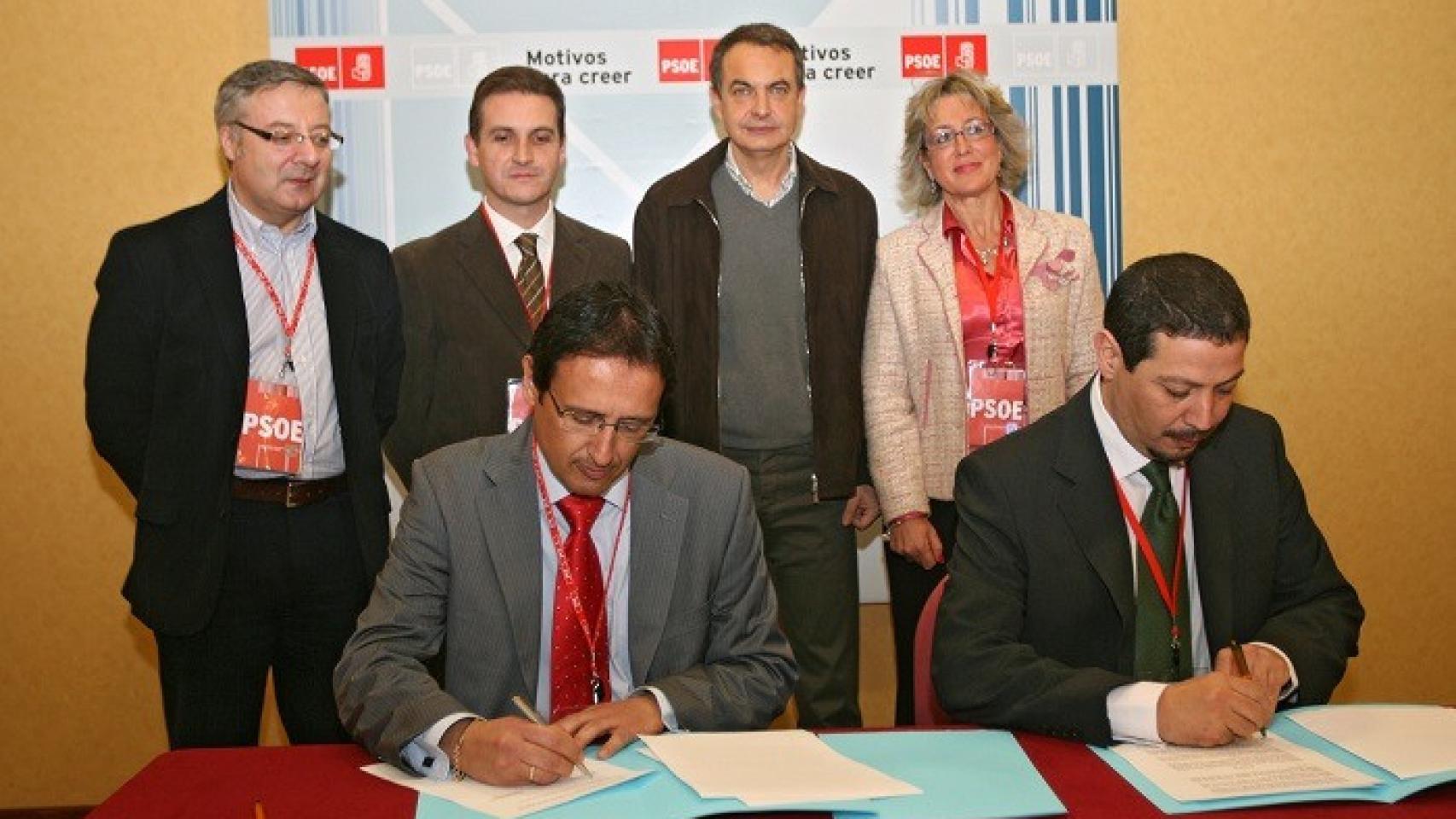 Aberchán (i) y Dionisio Muñoz, (d), luego condenados, firmando la coalición entre PSOE y CpM para las Generales 2008.