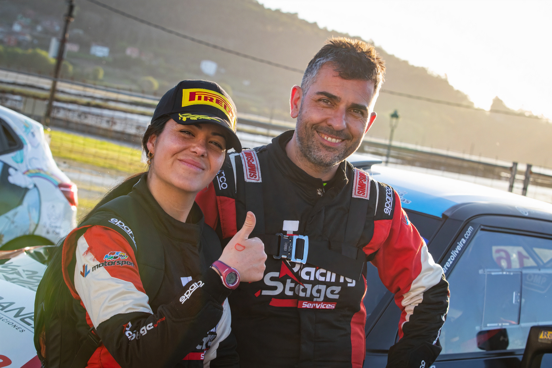 Jorge Pérez junto a su copiloto, Miriam Vera. (FGA)