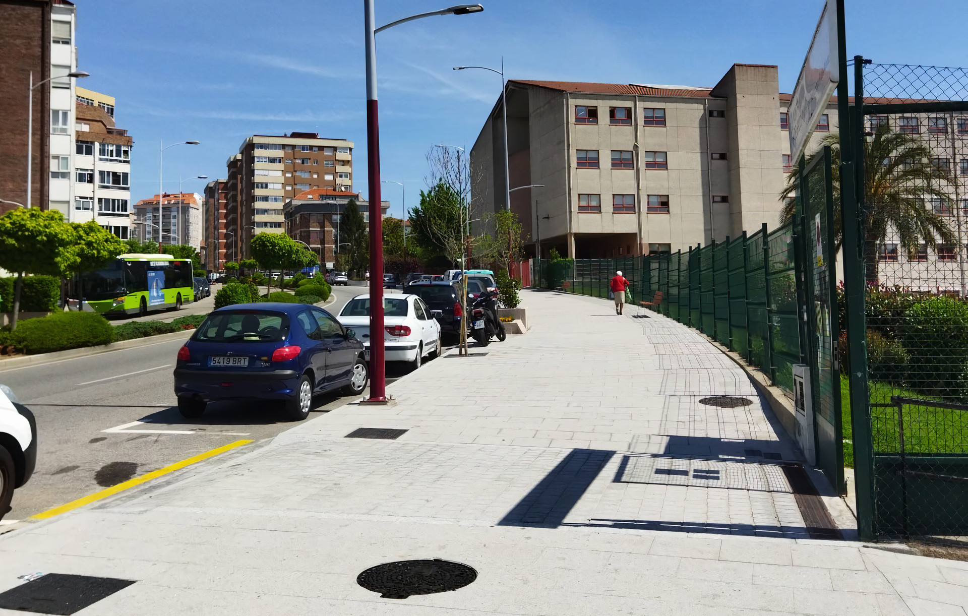 Otro tramo de la renovada avenida, en la que se ubica la Escuela Oficial de Idiomas de Vigo.