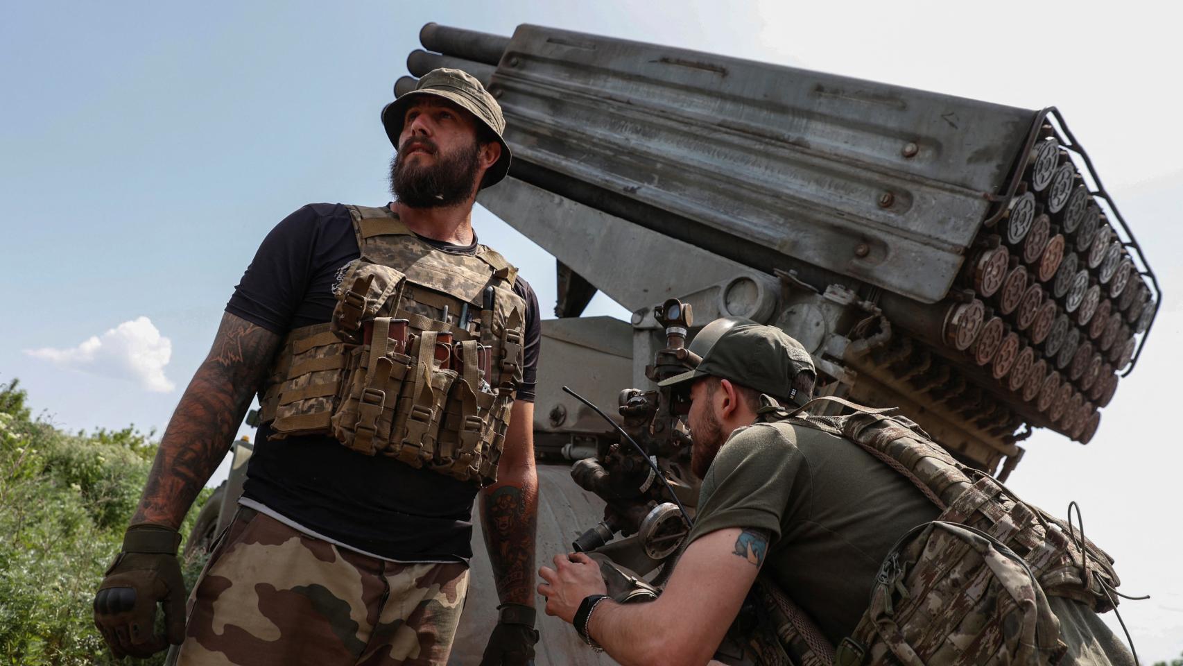 Militares ucranianos preparan un sistema de cohetes de lanzamiento múltiple BM-21 Grad para disparar hacia las posiciones rusas, en medio del ataque, cerca de Bakhmut.