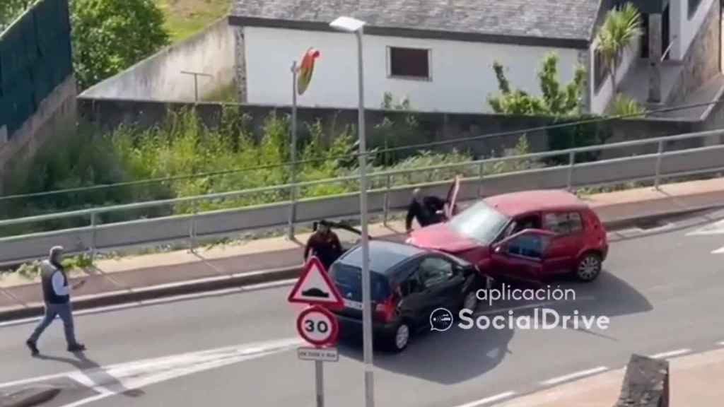 Discusión a gritos por una colisión frontal en Poio (Pontevedra).