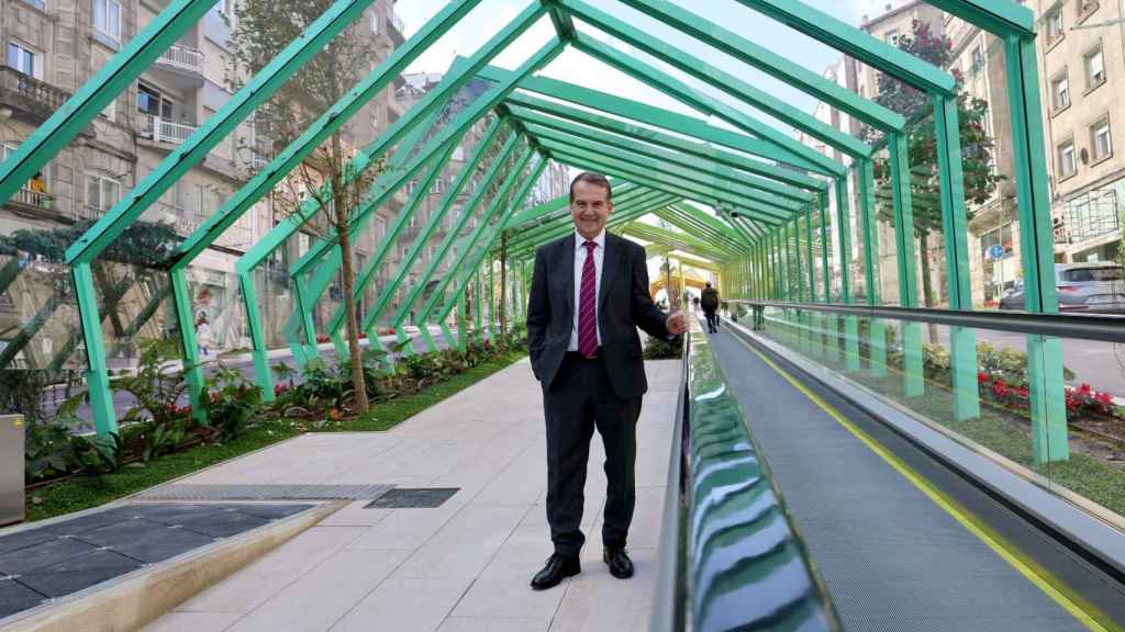 Abel Caballero posa junto a las rampas de Gran Vía, en Vigo.