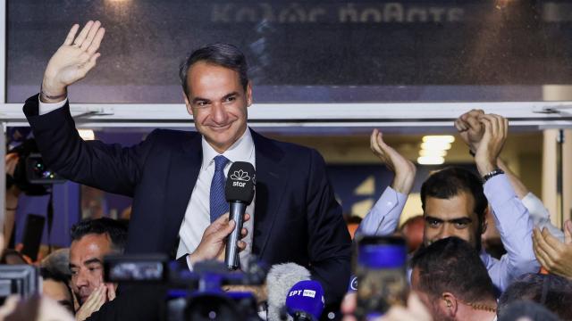 Kyriakos Mitsotakis votando en las elecciones parlamentarias en Grecia