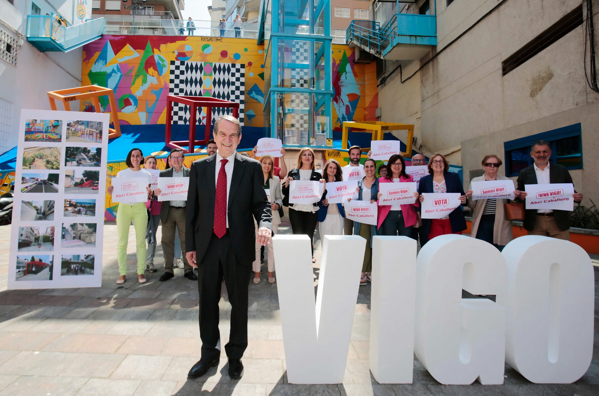Abel Caballero, en primer término, junto a miembros de su equipo y frente a uno de los espacios del Vigo vertical.