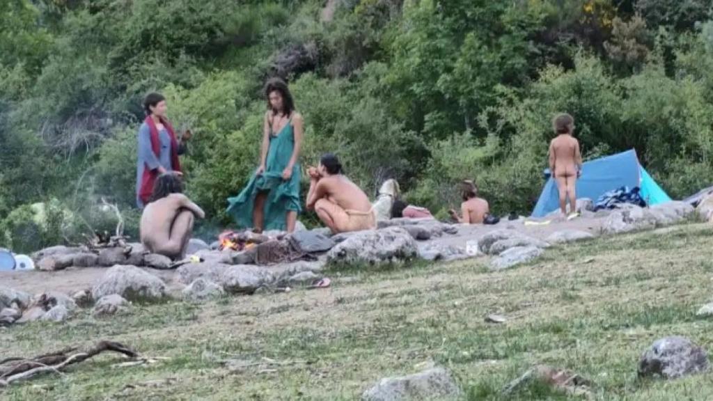 Miembros de la Familia Arcoíris durante el asentamiento en La Rioja.