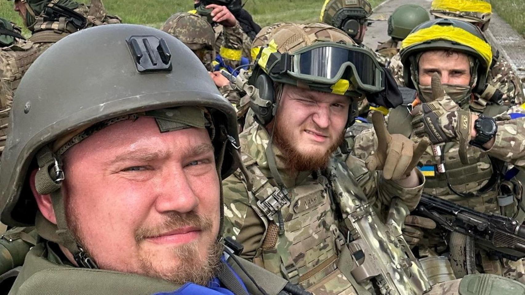 Miembros del Cuerpo de Voluntarios Rusos posan para una foto encima de un vehículo blindado en el cruce fronterizo de Gráivoron en Kozinka, región de Bélgorod (Rusia).