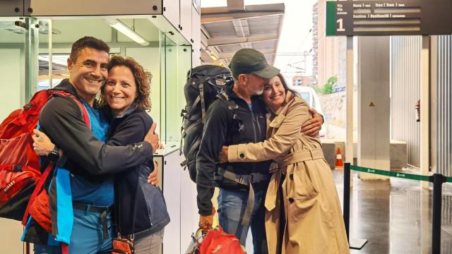 Carlos y Alfonso, acompañados por sus parejas en la despedida en Alicante.