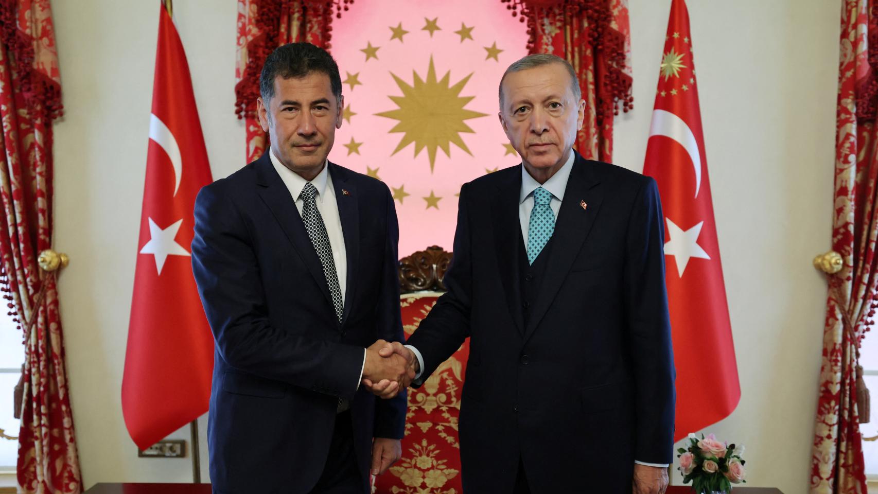 Erdogan y Sinan Ogan, candidato de la primera vuelta de las elecciones presidenciales, el 19 de mayo.