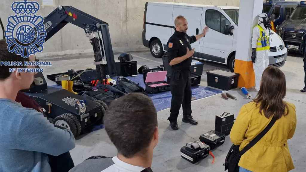 Uno de los agentes que participó en la jornada con los alumnos de la UVigo.