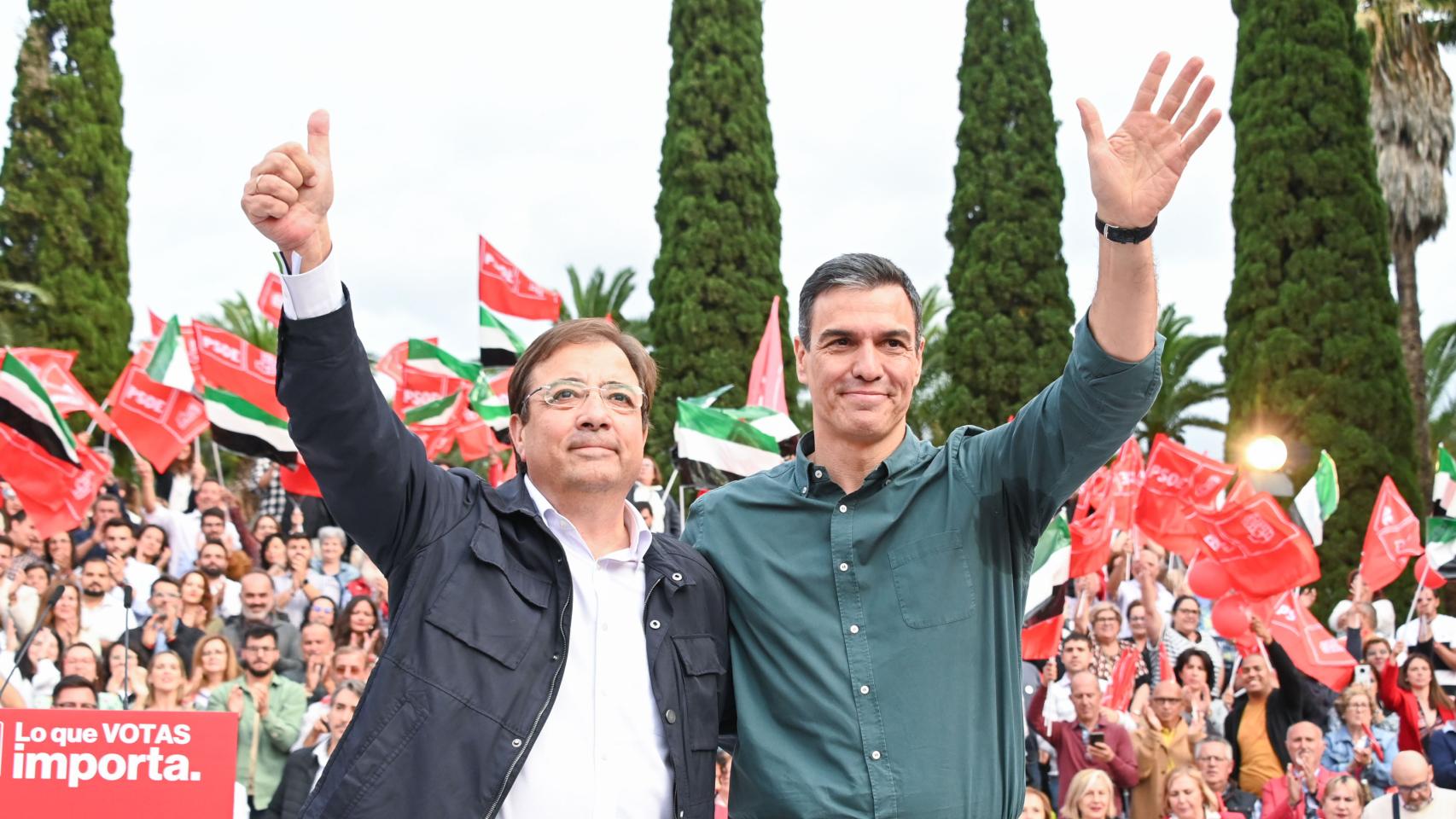 Fernández Vara y Pedro Sánchez , en un mitin en Badajoz en la campaña del 28-M.