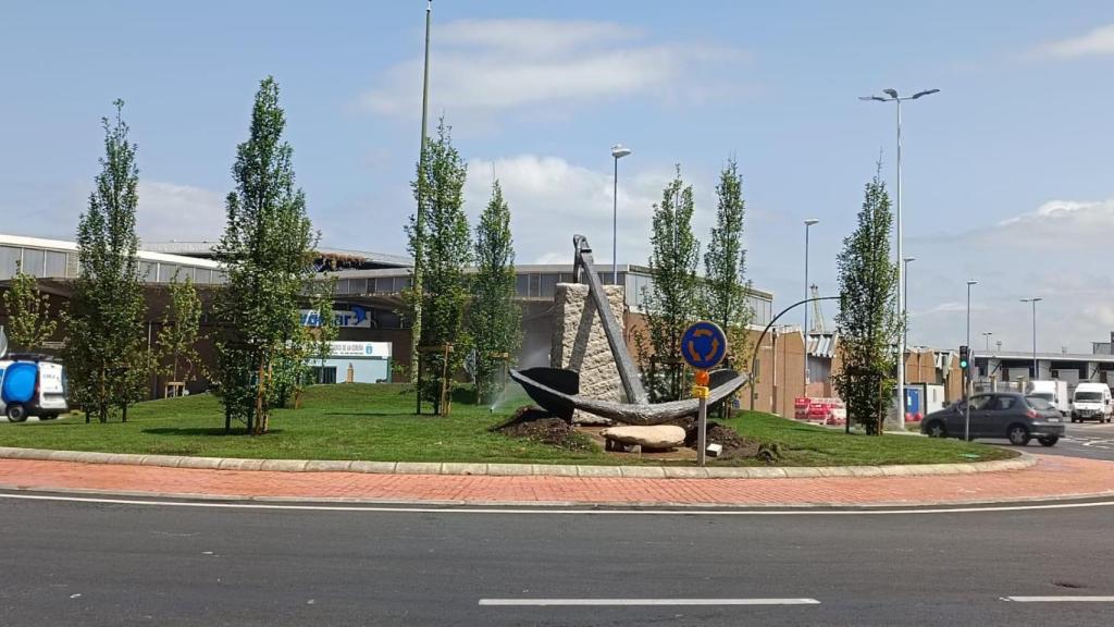 El ancla de la coraza del Orzán luce en la nueva rotonda de la Casa del Mar en A Coruña