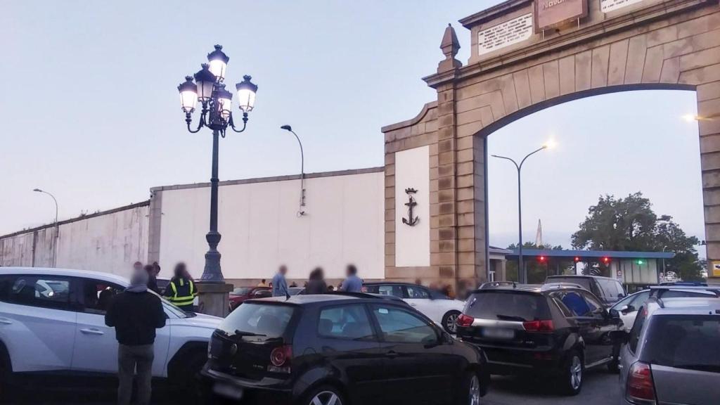 Trabajadores de Navantia a las puertas del astillero de Ferrol.