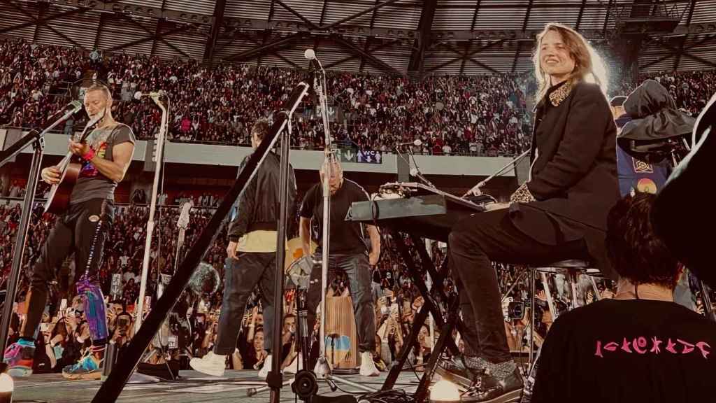 Laura Solla mira al público en un momento de la actuación junto a Coldplay.