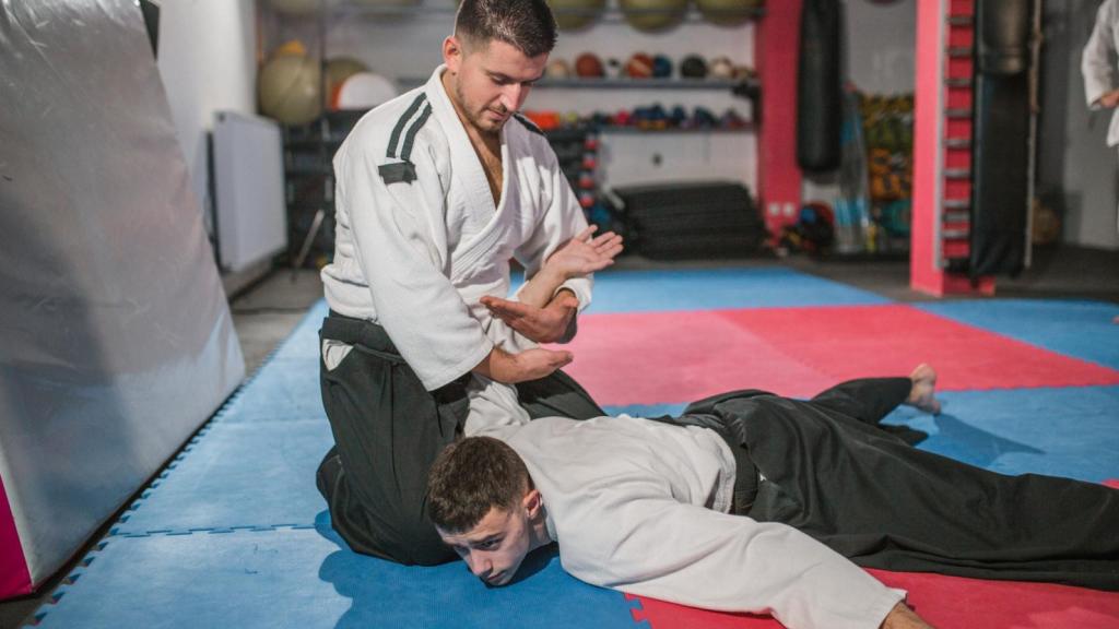 Dos jóvenes practicando artes marciales