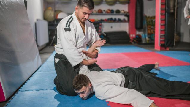 Dos jóvenes practicando artes marciales