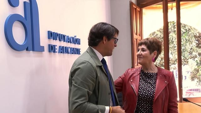 Juan de Dios Navarro y Elvira Cambrils, en la presentación este jueves de la novela ganadora del Enric Valor.