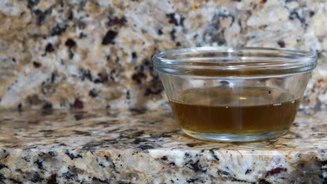 Así puedes eliminar los mosquitos de una habitación con un sólo vaso de vinagre.